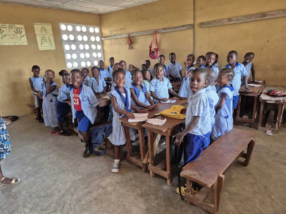 Kinderen in Makomp klaslokaal, betrokken bij CTF-rolmodelprojecten.