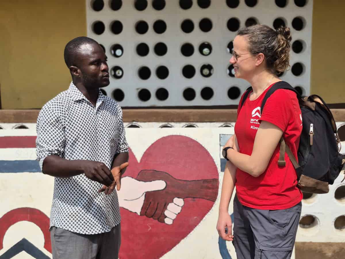 Vrijwilliger van World Servants spreekt met lokale inwoner in Kenia.