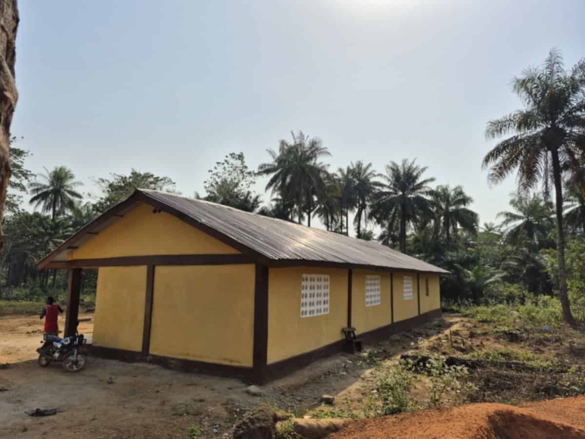 Huis in tropisch landschap met palmbomen, gebouwd door World Servants.
